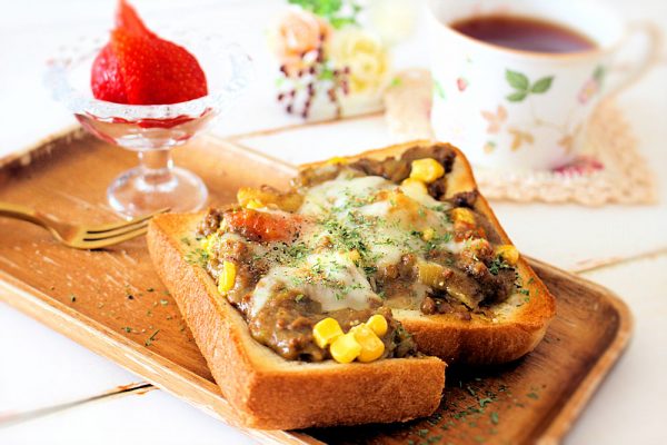 「残りのおうちカレーでごちそうトースト」