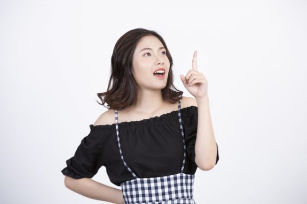 ひらめく女性