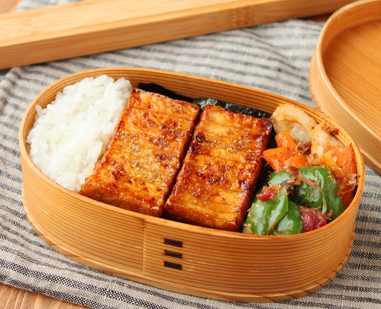 肉・魚なしでも満足！簡単「厚揚げの蒲焼き風」「ちくわと野菜の梅おかか」2品弁当