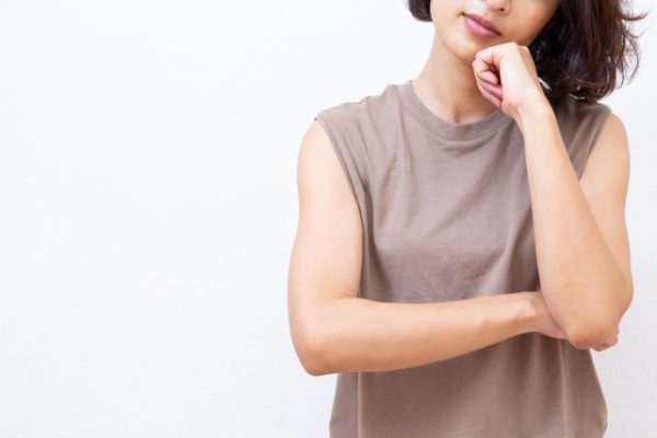 考える女性