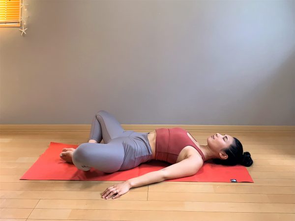 寝たままできる!仰向けの「がっせきポーズ」