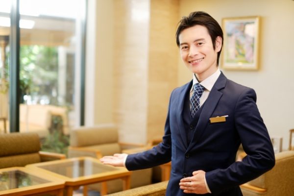 ホテル受付の男性