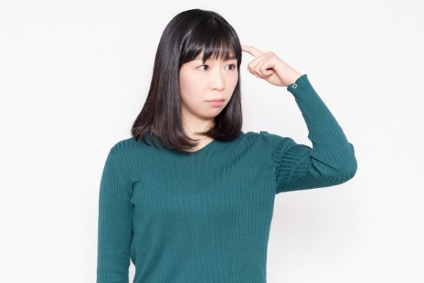 考える女性
