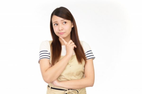 悩む女性