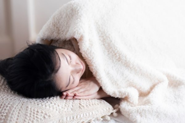 ぐっすり眠る女性