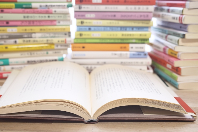 アメリカのスラング！英語「Hit the books（本を打つ）」の意味と使い方
