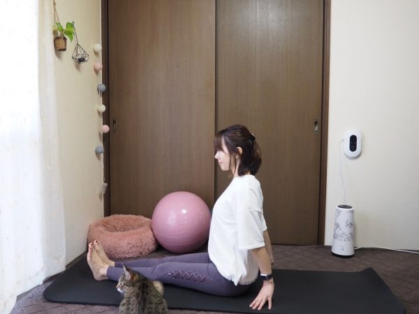 デスクワークで丸まった姿勢を改善!ガチガチ肩こりにも効く「ゆる体幹トレ」