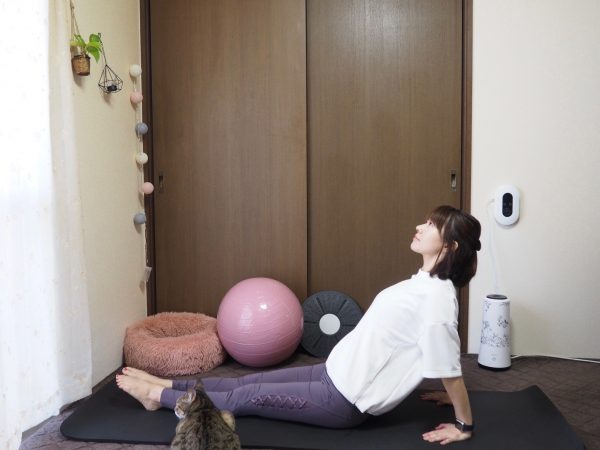 デスクワークで丸まった姿勢を改善!ガチガチ肩こりにも効く「ゆる体幹トレ」