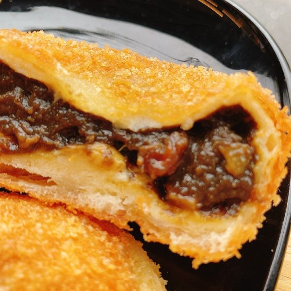 揚げ牛すじ煮込みカレーパン