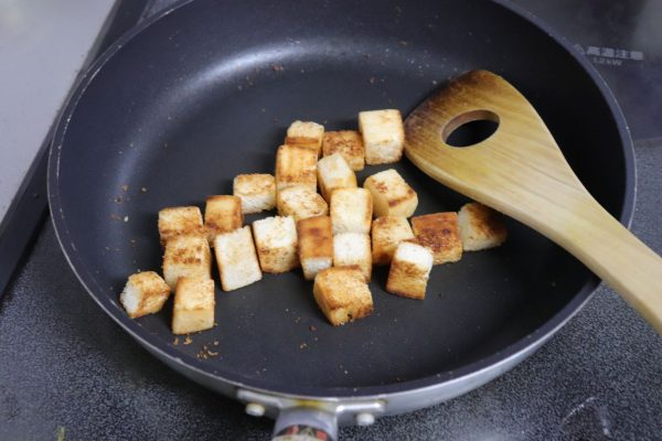余った食パンが人気者に!フライパンで簡単「きな粉のラスク」