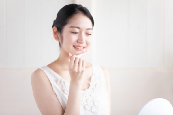 歯を磨く女性
