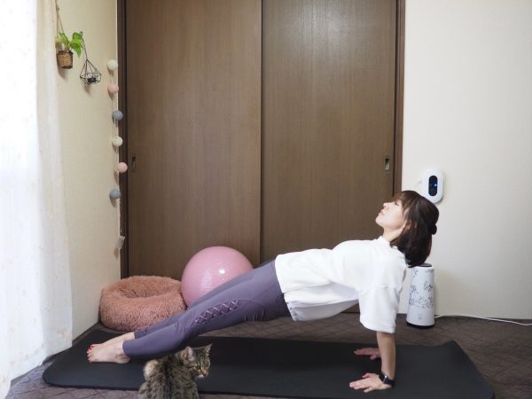 デスクワークで丸まった姿勢を改善!ガチガチ肩こりにも効く「ゆる体幹トレ」