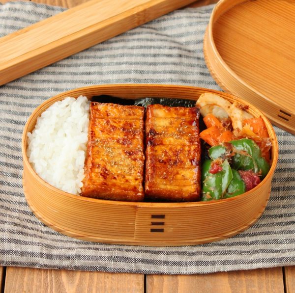 肉・魚なしでも満足!簡単「厚揚げの蒲焼き風」「ちくわと野菜の梅おかか」2品弁当