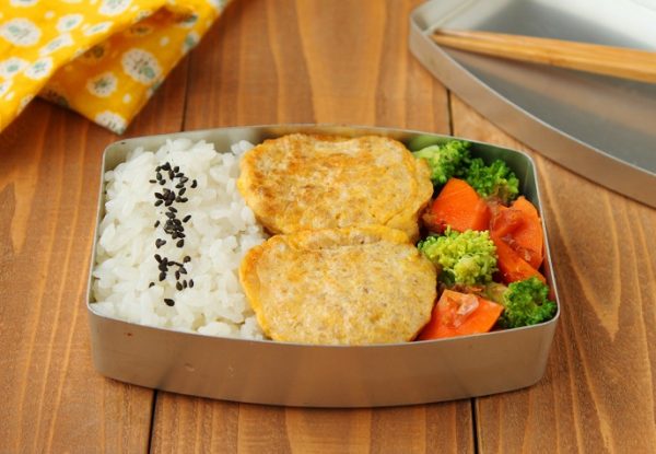 子供でも食べやすい！簡単「ひき肉ピカタ」「野菜のレンジおかかバター」2品弁当