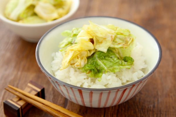 ご飯がすすむ作り置き!袋に入れてふるだけで簡単「パリパリキャベツ」