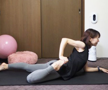 【眠れない夜に◎】大きい筋肉をほぐしてスーッと入眠！ベッドでできる「前ももストレッチ」