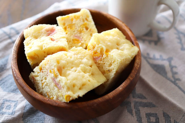 ズボラさんも作れる！ホットケーキ粉＋レンジで簡単「ハムコーンチーズパン」