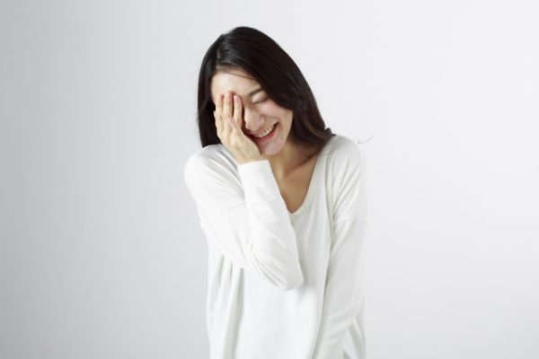 はずかしがる女性