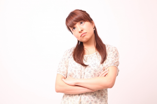 考える女性