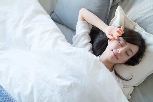 ベッドで目覚める女性