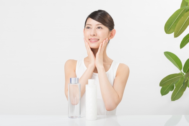 スキンケアする女性
