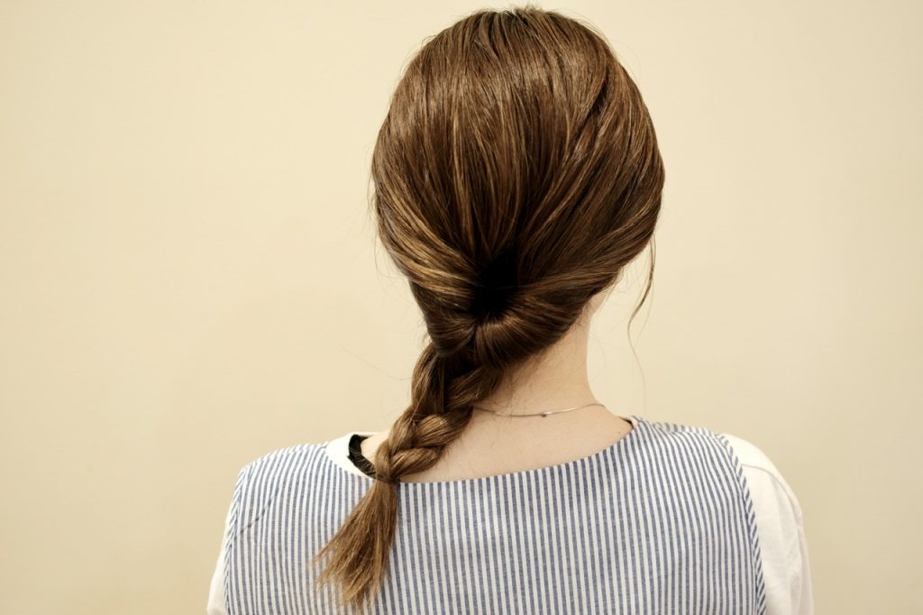 簡単「首元スッキリ」ヘアアレンジ