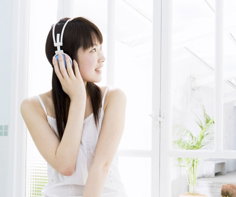 音楽を聴く女性