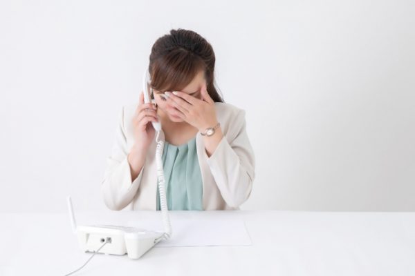電話対応で困っている女性