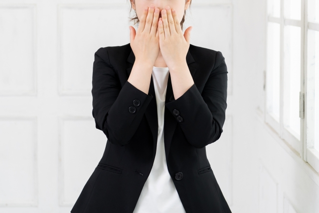 びっくりする女性