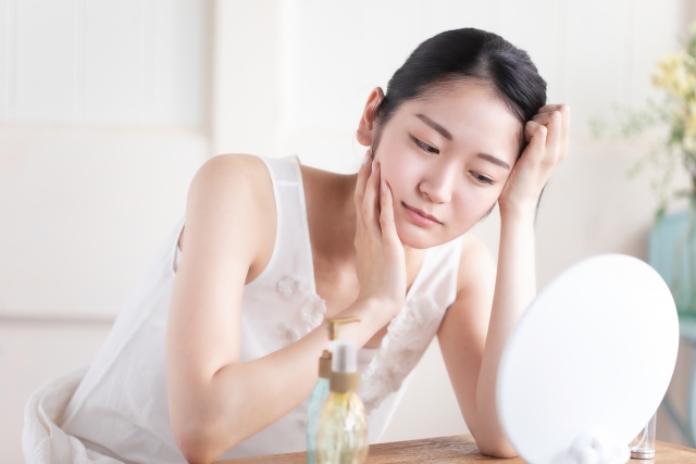 肌をチェックする女性