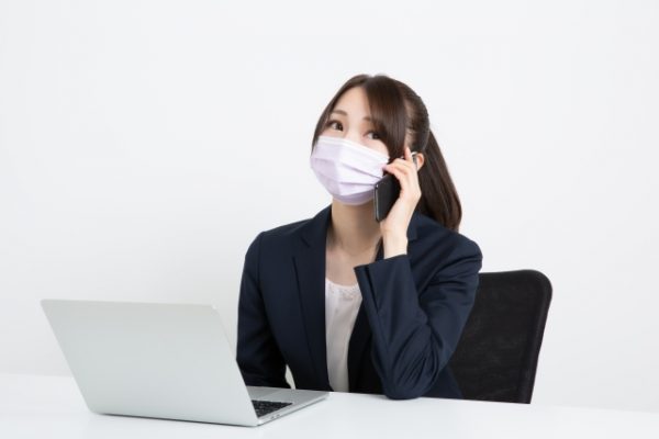電話応対する女性