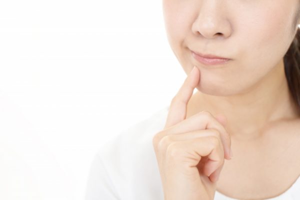 考える女性