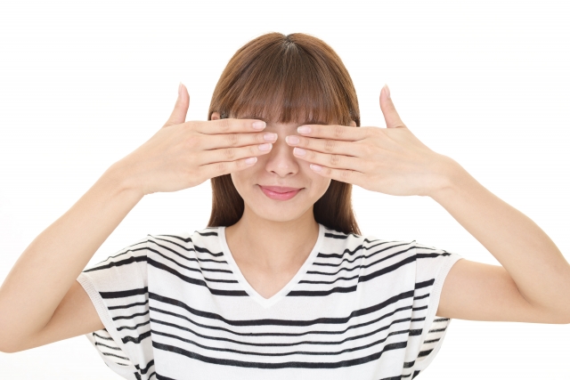 目を覆う女性