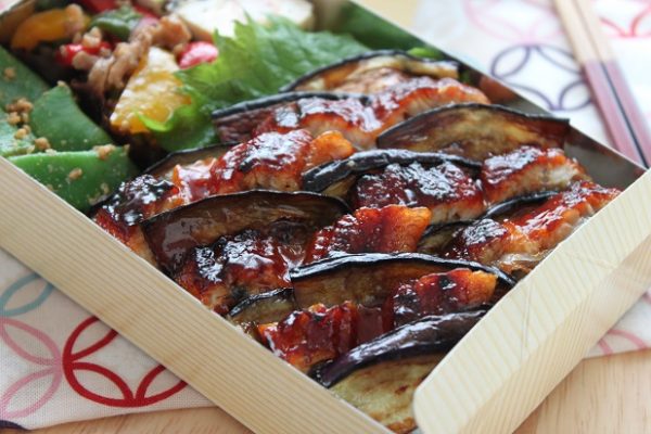 茄子でボリュームアップ!「なすかば丼」のお弁当