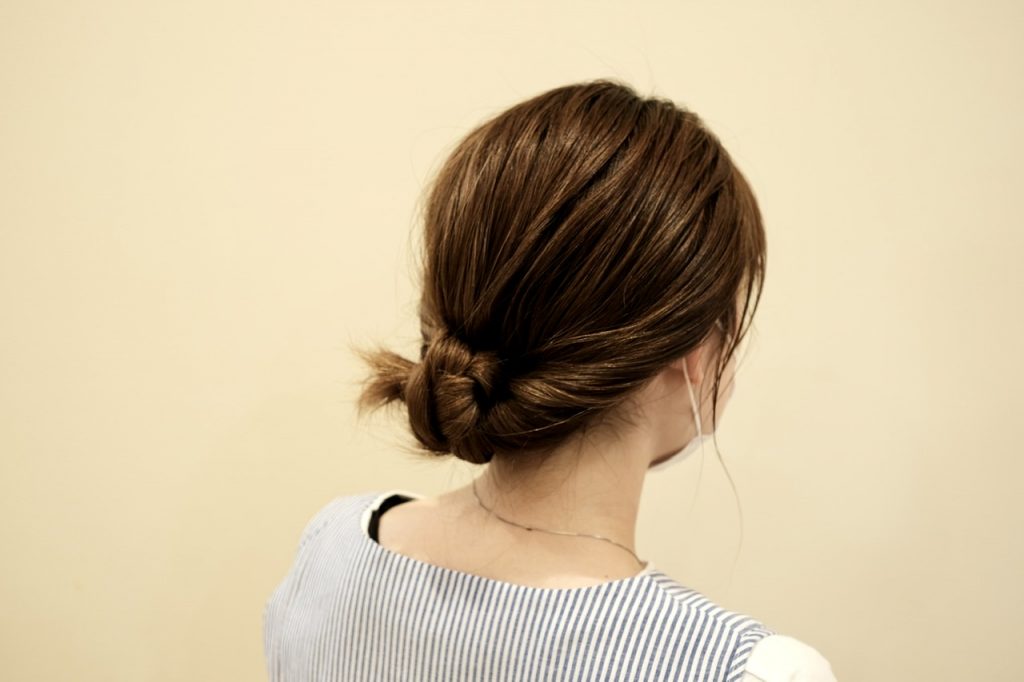 簡単「首元スッキリ」ヘアアレンジ