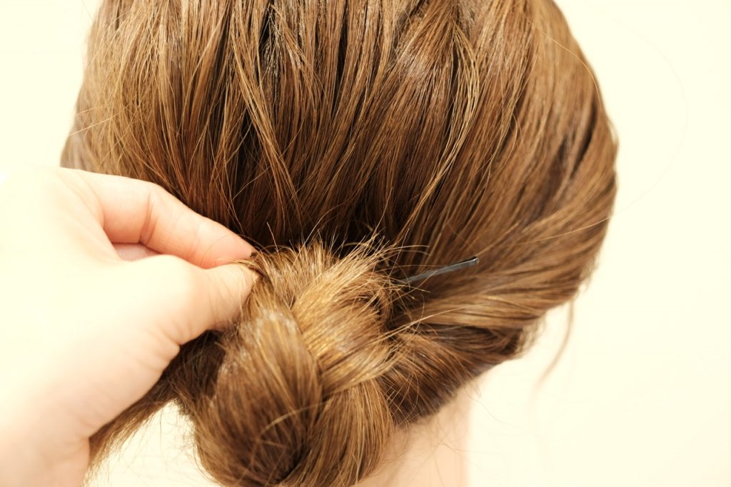 簡単「首元スッキリ」ヘアアレンジ
