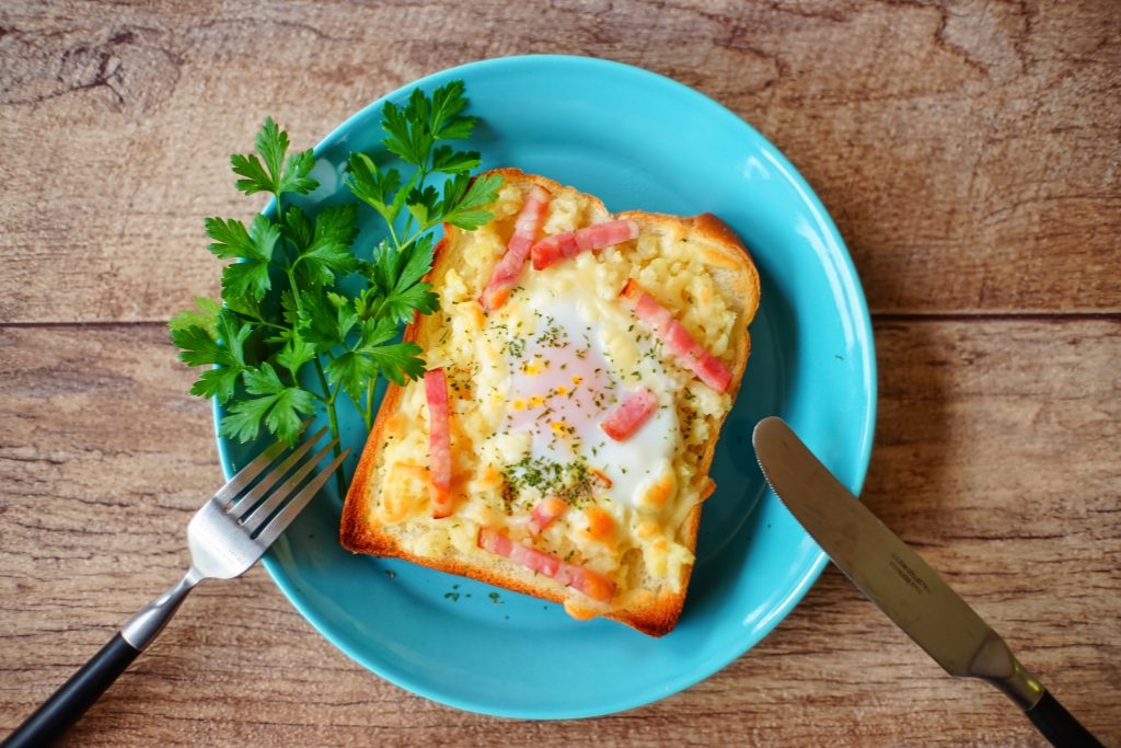 半熟卵がトロ~リ♪3つの素材を味わう「ごちそうトースト」
