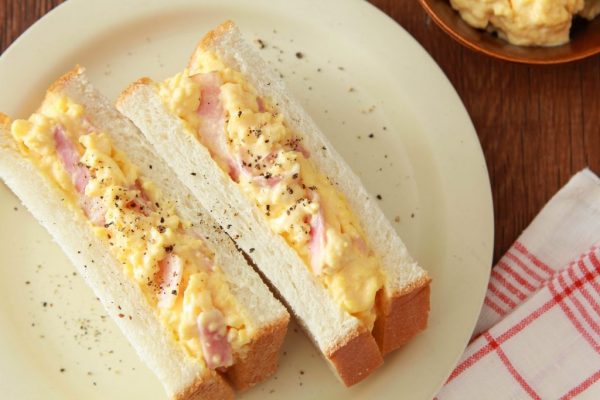 ゆで卵いらずで時短カンタン！とろける「濃厚カルボナーラサンド」