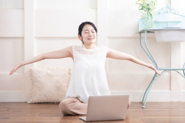 深呼吸する女性