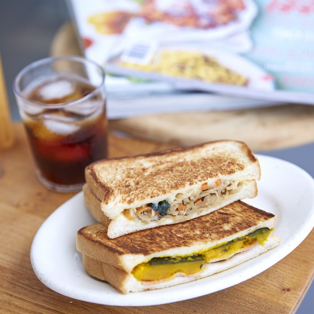 作り置きで簡単！フライパンで作る「おかずホットサンド」