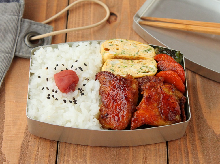 ごはんが進む♪「鶏肉のカレーケチャップ照り焼き」「パセリ卵焼き」2品弁当