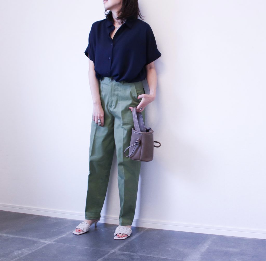 “少しきれいめ”コーデに使える!UNIQLO「レーヨンブラウス」着回し術