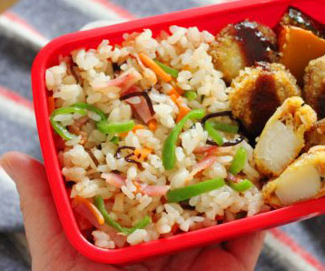 おかずもご飯もおまかせ！簡単「塩昆布」お弁当レシピ3選