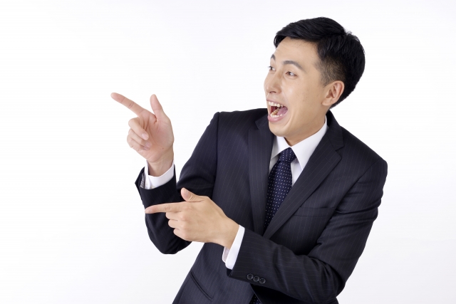 笑う男性