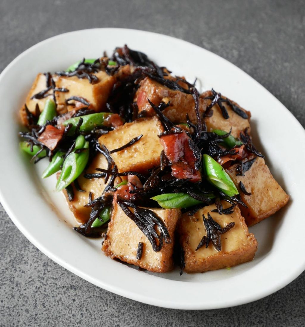煮物の定番をアレンジ!簡単「厚揚げとひじきの梅煮」レシピ