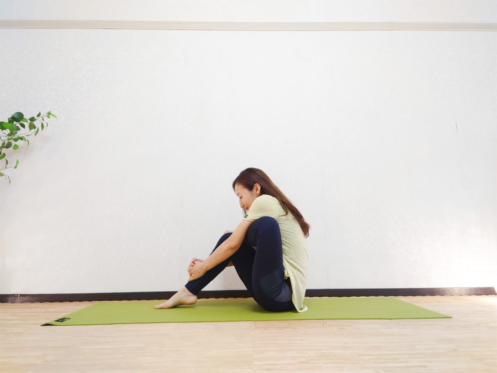 冷え、むくみを解消♪座ったままできるヨガ「お尻ほぐし」