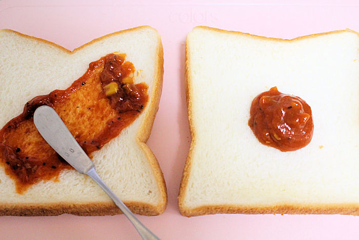 食パンにピザソースを塗る