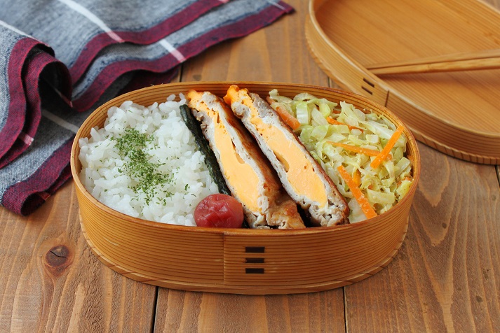 簡単で楽しい!「豚肉の卵サンド」「キャベツとにんじんのごま塩」2品弁当