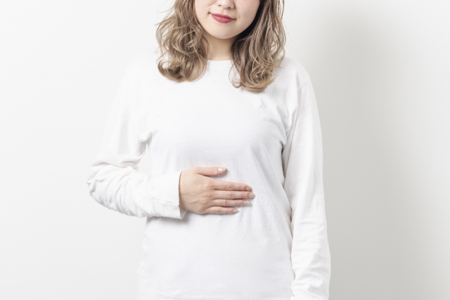 食べ過ぎを気にする女性のイメージ