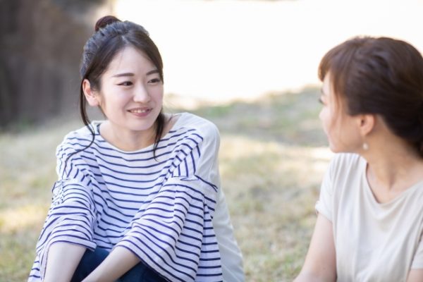 話す女性たち